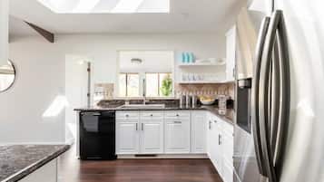 Réfrigérateur, plaque de cuisson, lave-vaisselle, cafetiÚre/bouilloire