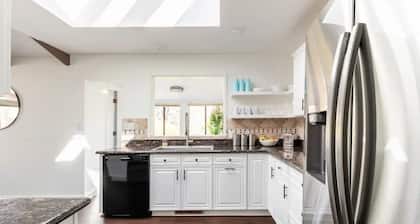 Modern Home w Red Rock View-10 min walk to Uptown