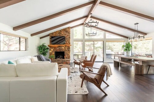 Modern Home w Red Rock View-10 min walk to Uptown