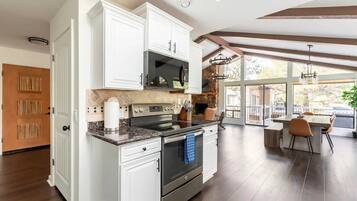 Réfrigérateur, plaque de cuisson, lave-vaisselle, cafetiÚre/bouilloire