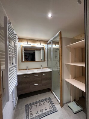 Regadera, secadora de cabello, papel de baño 