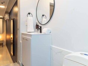 Bruser, hårtørrer, håndklæder