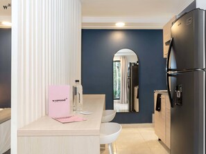 Køleskab, mikrobølgeovn, kogeplade, kaffe-/temaskine