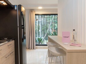 Kühlschrank, Mikrowelle, Herdplatte, Wasserkocher mit Kaffee-/Teezubehör