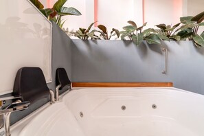 Shower, hair dryer, towels, shampoo - w*| Deluxe Loft w/ Private Jacuzzi in El Poblado (Medellín)