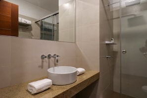 Bruser, hårtørrer, håndklæder