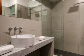 Douche, sèche-cheveux, serviettes fournies