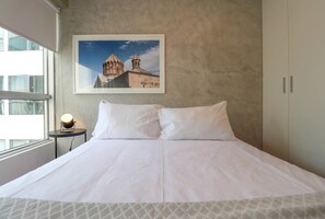 2 soverom, skrivebord, strykejern/-brett og wi-fi