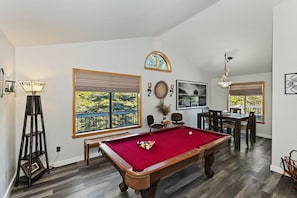 Games room - Cozy Mountain Getaway, Pet Friendly, Pool Table (Lake Arrowhead)