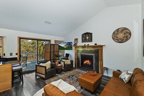 Fernseher, Kamin, Tischfußball, Bücher