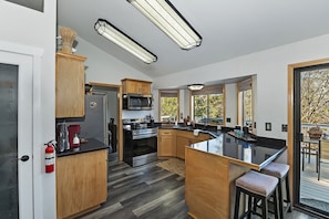 Fridge, microwave, oven, stovetop - Cozy Mountain Getaway, Pet Friendly, Pool Table (Lake Arrowhead)