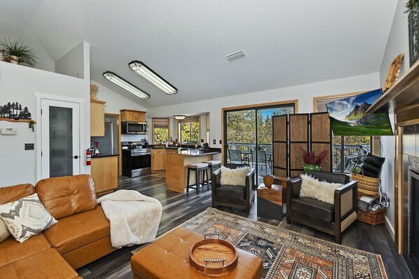 Fernseher, Kamin, Tischfußball, Bücher