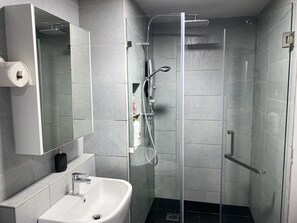 Hiustenkuivaaja, pyyhkeet, saippua, vessapaperi