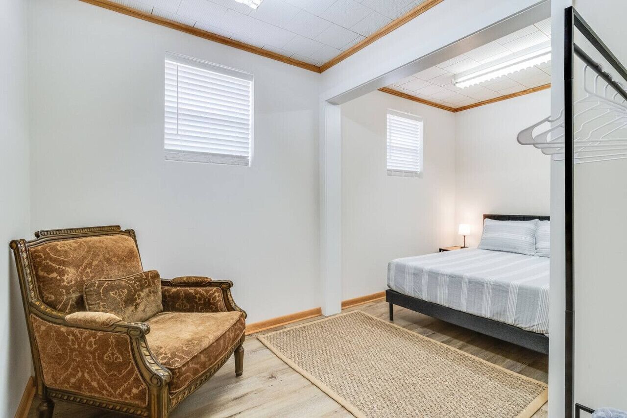 3 soverom, skrivebord, strykejern/-brett og reiseseng for barn