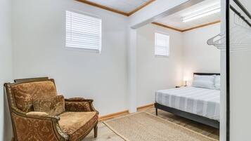 3 bedrooms, desk, iron/ironing board, travel crib