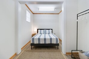 3 Schlafzimmer, Schreibtisch, Bügeleisen/Bügelbrett, Reisekinderbett