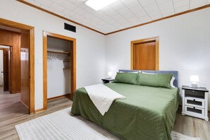 3 makuuhuonetta, työpöytä, silitysrauta/-lauta, vauvan matkasänky