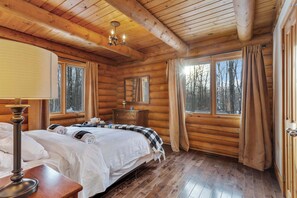 4 bedrooms, desk, iron/ironing board, WiFi