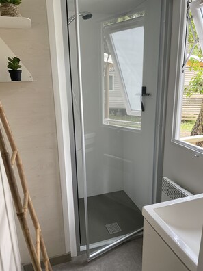 Regadera, jabón, papel de baño 