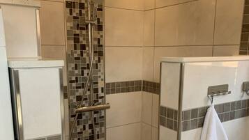 Dusche, Haartrockner, Handtücher, Seife