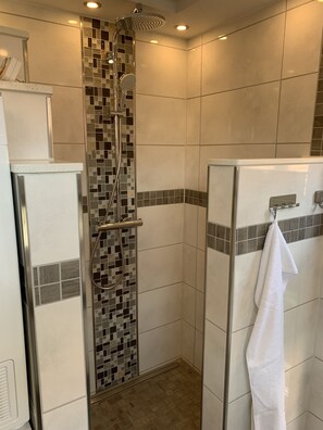 Dusche, Haartrockner, Handtücher, Seife
