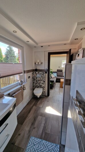 Douche, séchoir à cheveux, serviettes fournies, savon