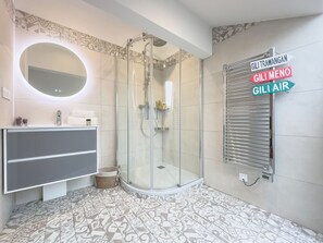 Shower, hair dryer, towels