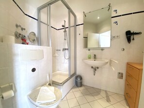 シャワー、ヘアドライヤー、タオル