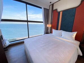 Familjelägenhet | Minibar, värdeförvaringsskåp på rummet och skrivbord