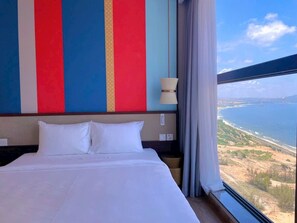 Familjelägenhet | Minibar, värdeförvaringsskåp på rummet och skrivbord