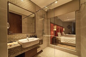 Family Twin Room | Bathroom | Shower, rainfall showerhead, free toiletries, hair dryer - Diem Condotel Apec Mandala Mui Ne (Phan Thiet)