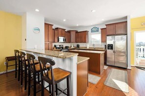 Refrigerador, microondas, horno y lavavajillas 