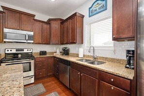 Een koelkast, een microgolfoven, een oven, een vaatwasser