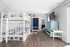 4 Schlafzimmer, Schreibtisch, Bügeleisen/Bügelbrett, WLAN