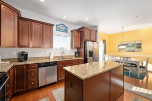 Een koelkast, een microgolfoven, een oven, een vaatwasser