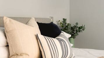 1 makuuhuone, työpöytä, silitysrauta/-lauta, vauvan matkasänky