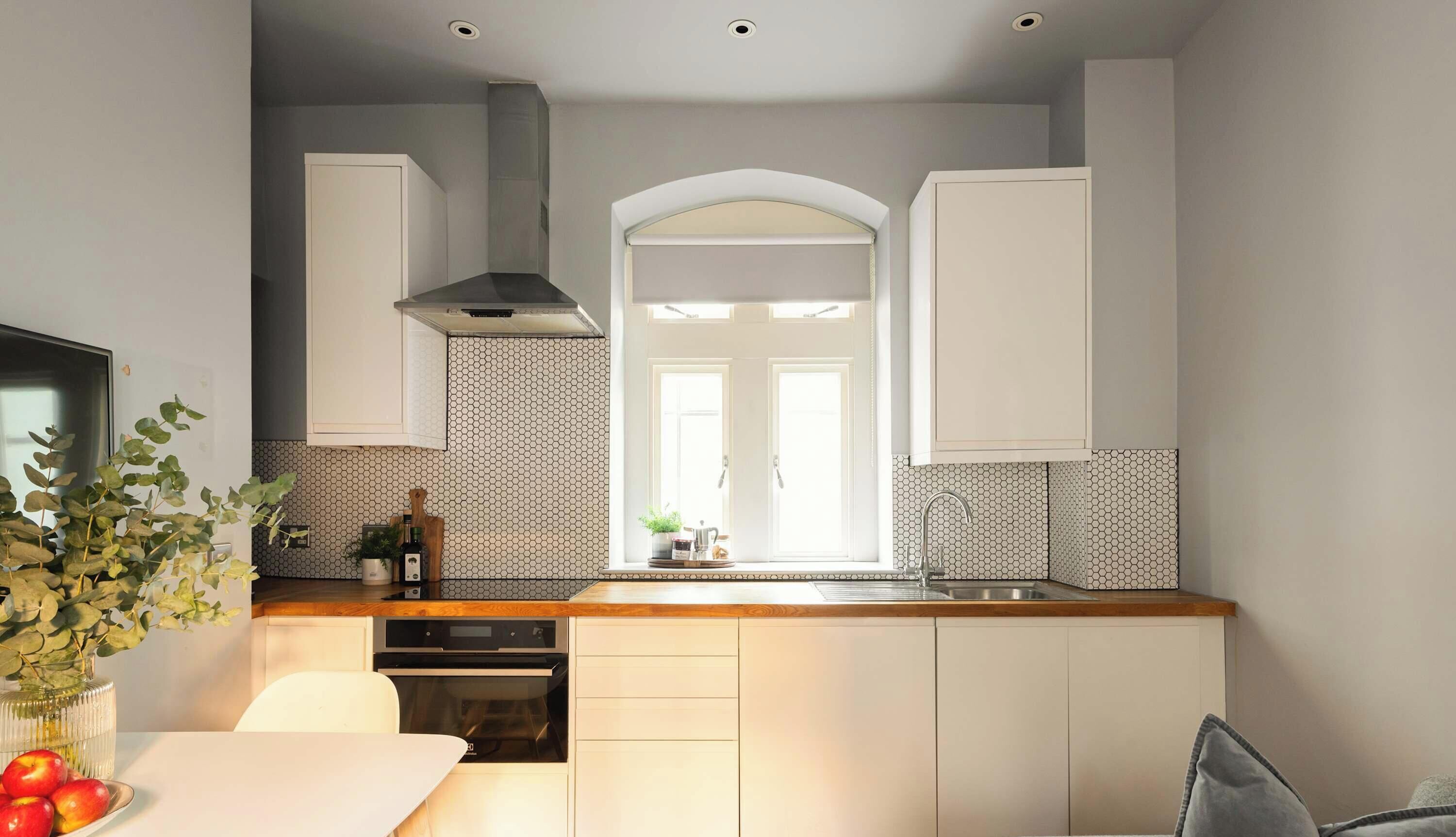 Refrigerador, horno, placa de cocina, cafetera/tetera