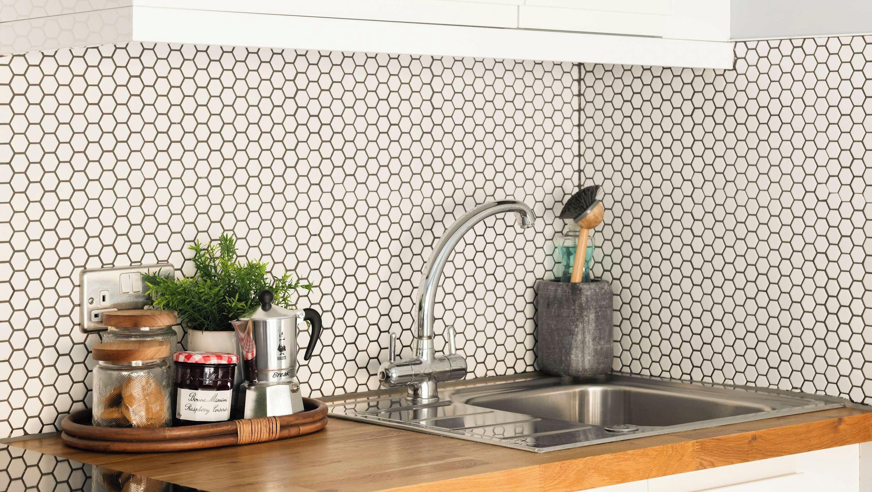 Fridge, oven, stovetop, coffee/tea maker