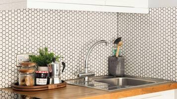 Fridge, oven, stovetop, coffee/tea maker