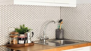 Fridge, oven, stovetop, coffee/tea maker