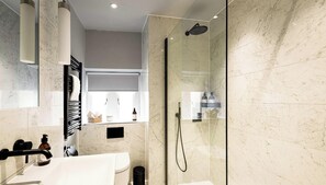 Dusche, Haartrockner, Handtücher, Shampoo