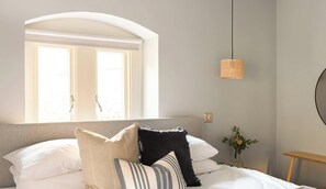 Unclassified image, 3 of 16, button