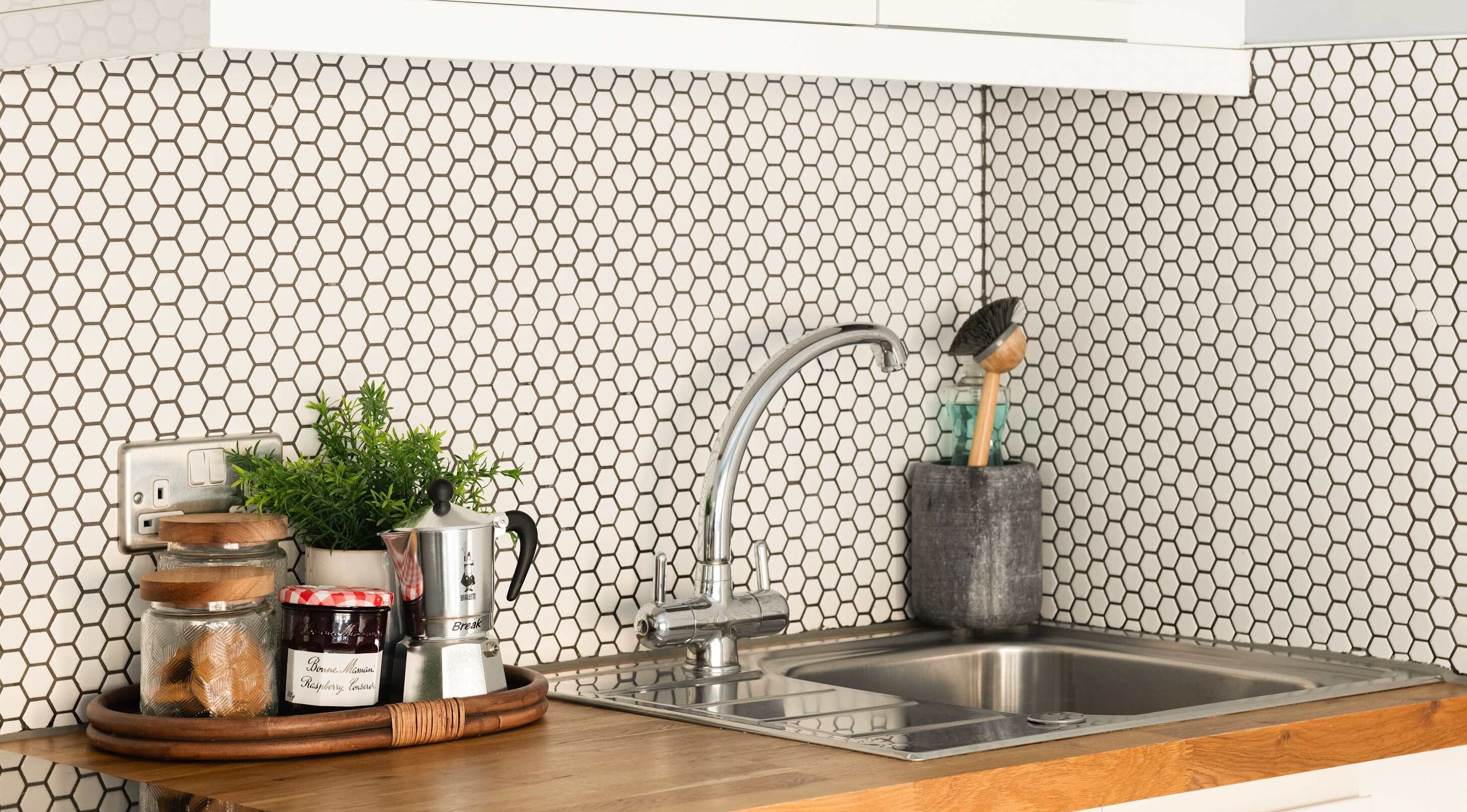 Fridge, oven, stovetop, coffee/tea maker