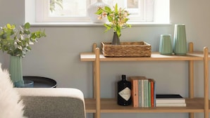 A cozy room with a window, a bookshelf, a lamp, and a plant. - Cosy King Apartment · Central Bath (Bath and North East Somerset)
