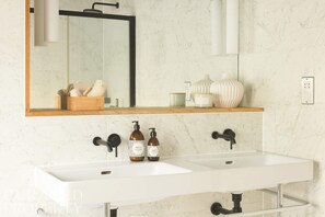 Shower, hair dryer, towels, shampoo