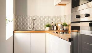 Kühlschrank, Mikrowelle, Ofen, Herdplatte