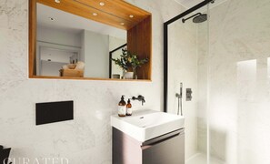 Dusche, Haartrockner, Handtücher, Shampoo