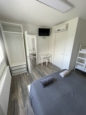 1 chambre, literie hypoallergénique, couette en duvet d'oie, bureau