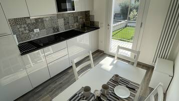 Apartemen Keluarga | Dapur pribadi | Lemari es besar, microwave, kompor, dan peralatan masak/sendok-piring