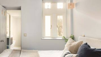 1 bedroom, iron/ironing board, travel crib, WiFi